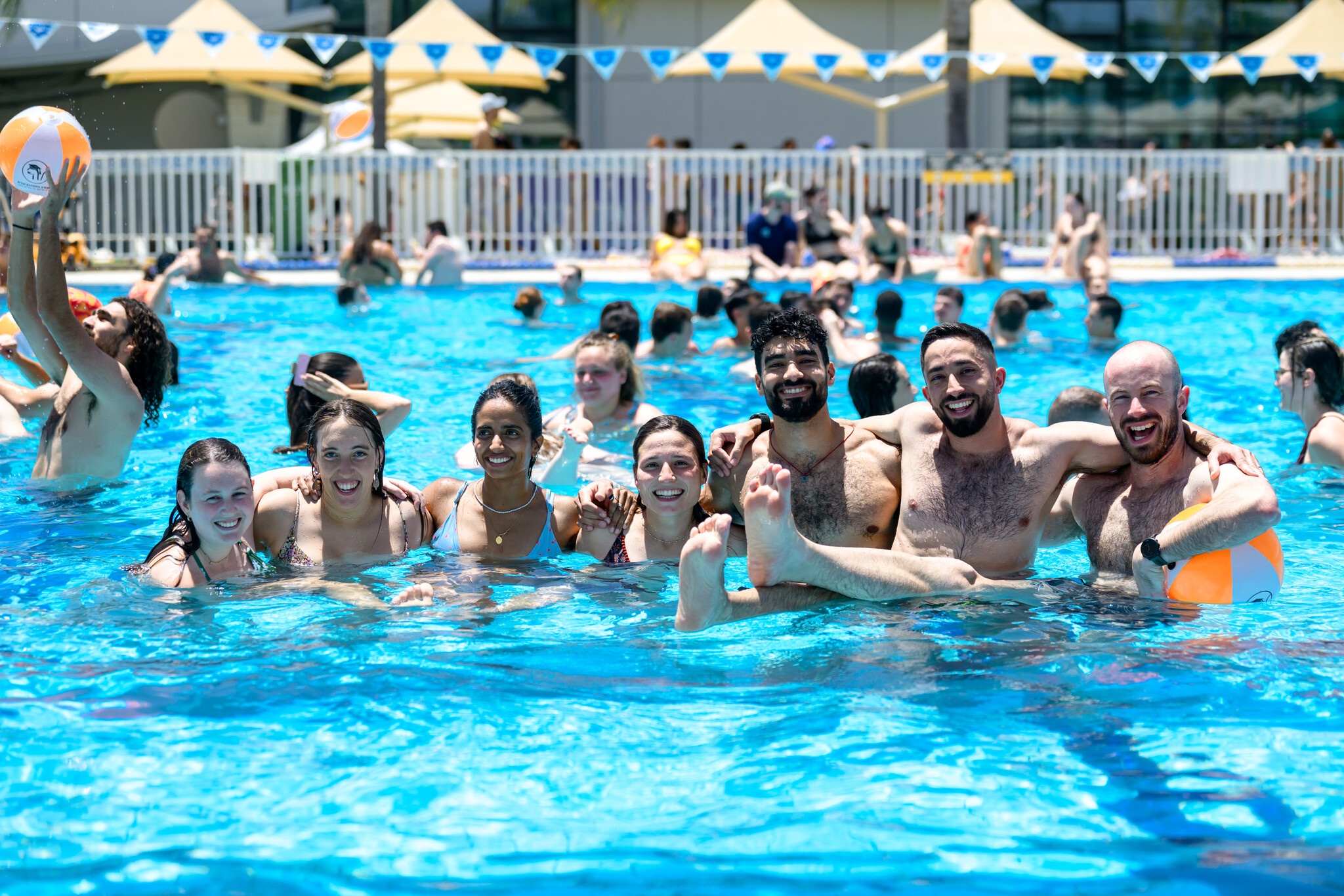 מסיבת בריכה