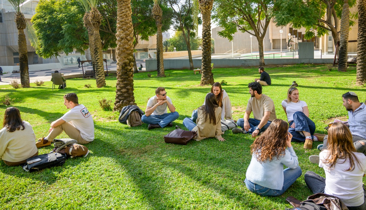 סטודנטים יושבים על הדשא