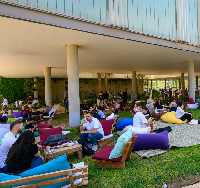 מועמדים יושבים במתחם צ'יל ביום הפתוח